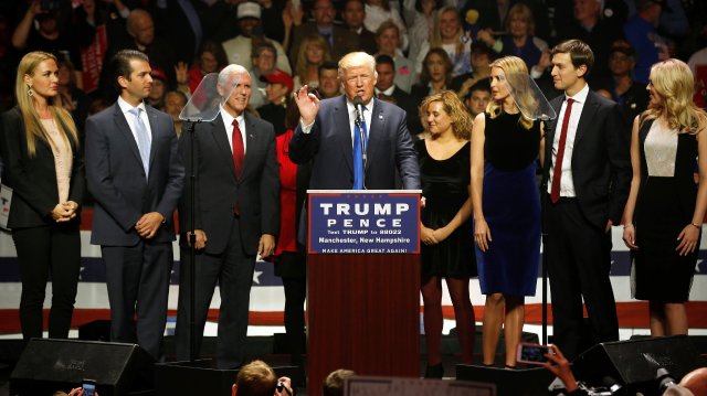 Trump (M.), sein Vize Pence (3.v.l.) und ihre Familien in New Hampshire