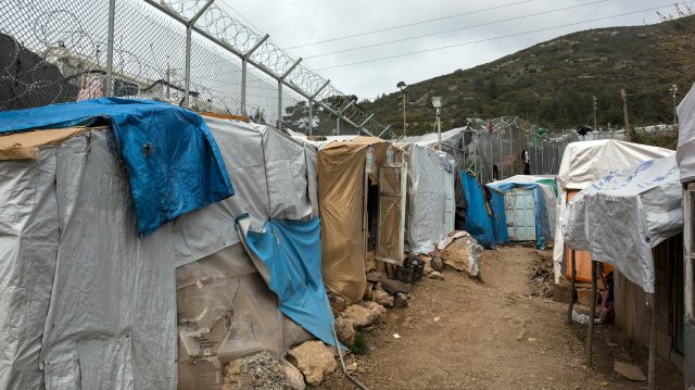 Die Grenze zwischen dem Dschungel und dem offiziellen Teil des Camps. Der Stacheldraht zieht sich fast über den gesamten Hang.