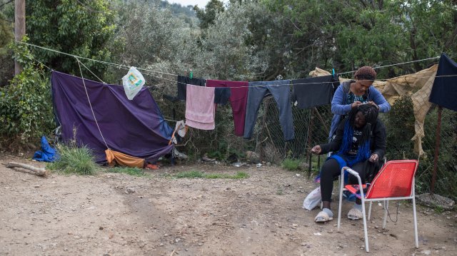 Am unteren Ende des Dschungels, wenige Minuten von Samos Stadt entfernt, leben Edna Abiabie, 24, und Emon Tabi, 23. Beide kommen aus Kamerun.