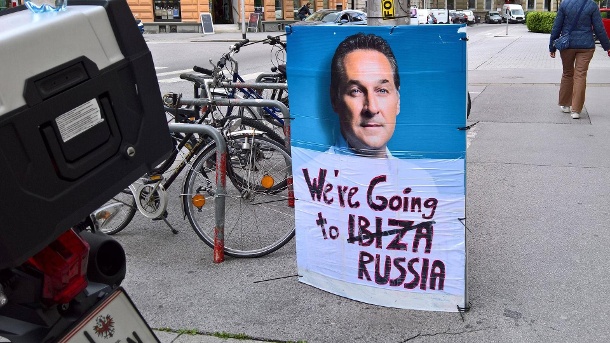 Plakat in Innsbruck: Der Text nimmt Bezug auf die Ibiza-Affäre von Heinz-Christian Strache und einen bekannten Popsong. (Quelle: imago images/Manfred Segerer)