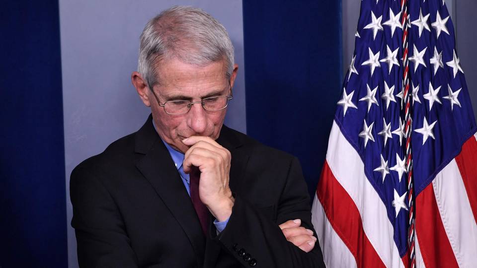 Anthony Fauci hält sich die Hand an den Mund