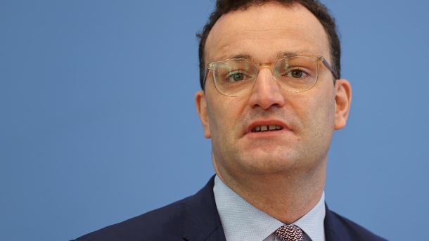 Jens Spahn auf einer Pressekonferenz: Der Gesundheitsminister hat die Bürger vor Nachlässigkeit im Umgang mit der Corona-Pandemie gewarnt und eindringlich aufgerufen, die Schutzmaßnahmen einzuhalten. (Quelle: Reuters)