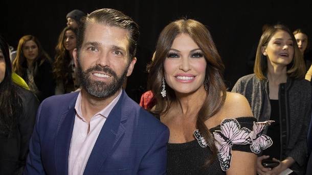 Donald Trump Jr. und seine Freundin Kimberly Guilfoyle: Sie ist der dritte dem US-Präsidenten nahestehende Mensch, der bislang positiv auf das Virus getestet wurde. (Quelle: imago images/Pacific Press Agency)