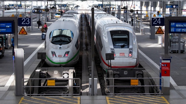 Fahrgäste warten im Hauptbahnhof auf einem Bahnsteig auf ihren Zug: Die Arbeiten an einem Zukunftsplan für die Schiene stehen vor dem Abschluss. (Quelle: dpa/Sven Hoppe/dpa)