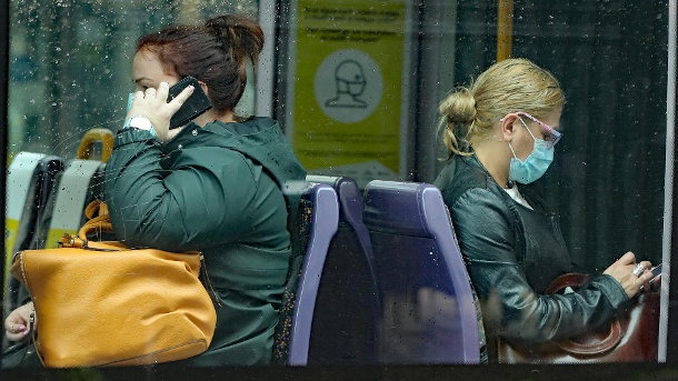 Menschen mit Maske in Dublin: Menschen aus 15 EU-Ländern sind bei der Einreise nach Irland nicht mehr quarantänepflichtig. (Quelle: dpa/Niall Carson/PA Wire)