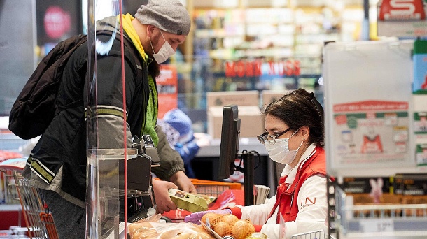 Supermarkt in Wien: Wegen steigender Fallzahlen wird in Österreich erneut eine Maskenpflicht verhängt. (Quelle: imago images/photonews.at)