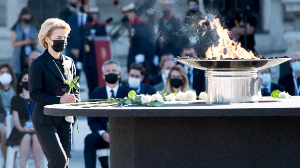 Trauerzeremonie für die Corona-Toden in Spanien: EU-Kommissionspräsidentin Ursula von der Leyen war Gast bei dem Staatsakt. (Quelle: dpa/Etienne Ansotte/European Commission)