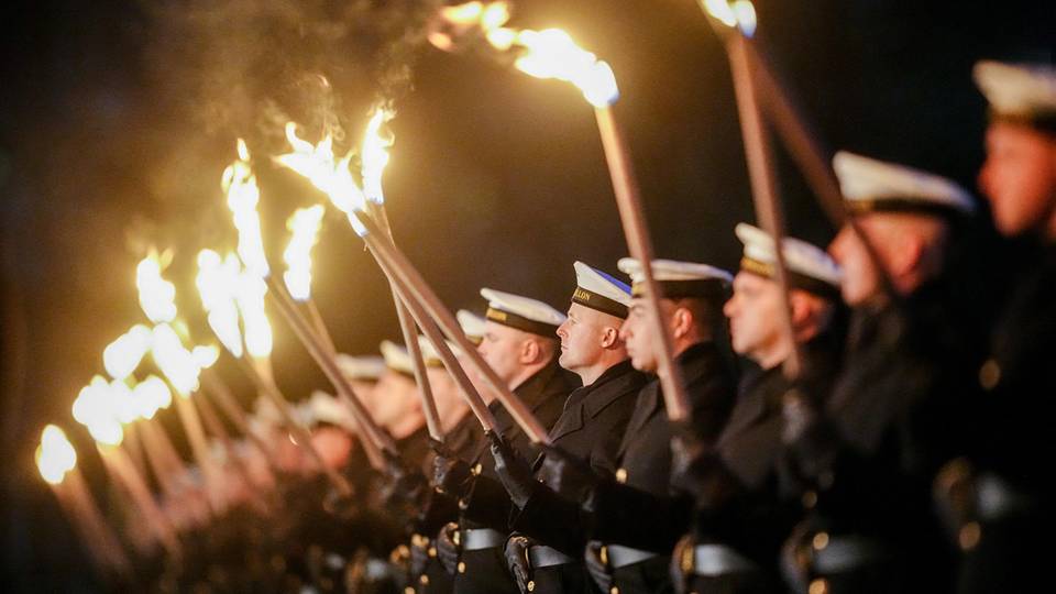 Mit Fackeln nehmen Bundeswehrsoldaten des Wachbataillons Aufstellung für die Verabschiedung