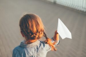 Einfache Papierflieger Anleitung – Einfache Schritt-für-Schritt-Anleitung für Papierflieger