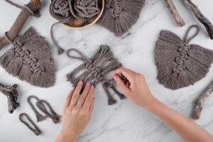 Makramee-Schlüsselanhänger – Einfache Anleitung – Schritt für Schritt zum DIY-Schlüsselanhänger