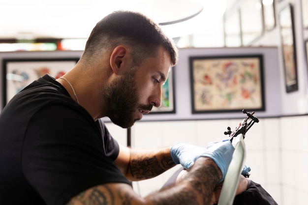 Wie Lange Dauert Tattoo Stechen? Die Dauer einer Tätowierung je nach Größe und Motiv