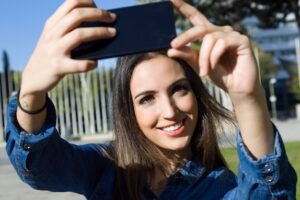 Wie Mache Ich Gute Selfies? Tipps für bessere Selfies mit Licht, Perspektive und Kameraeinstellungen